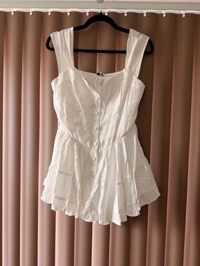 Women's White Button-Front Sleeveless Peplum Top
